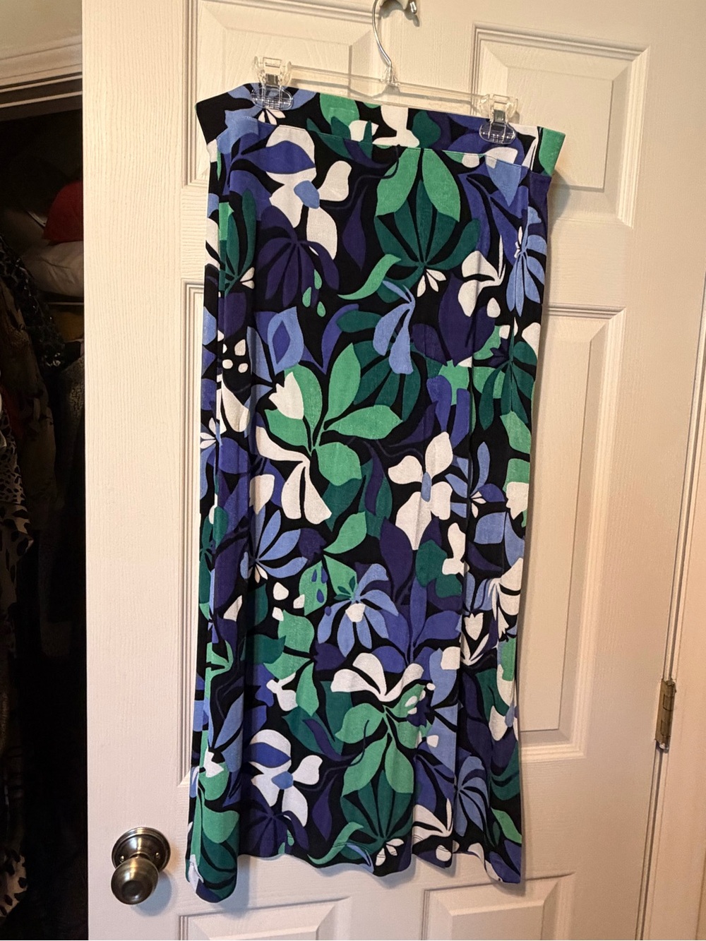 Chico's Traveler’s Skirt Size 2 Large with Teal, Green and White Abstract Print - Picture 3 of 3